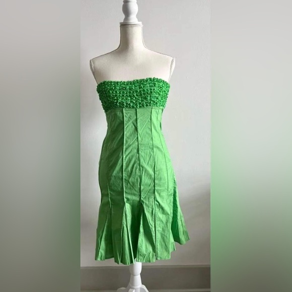 VENUS Fit & Flare Ruffled Green Strapless Dress, size Medium, EUC - Picture 2 of 9